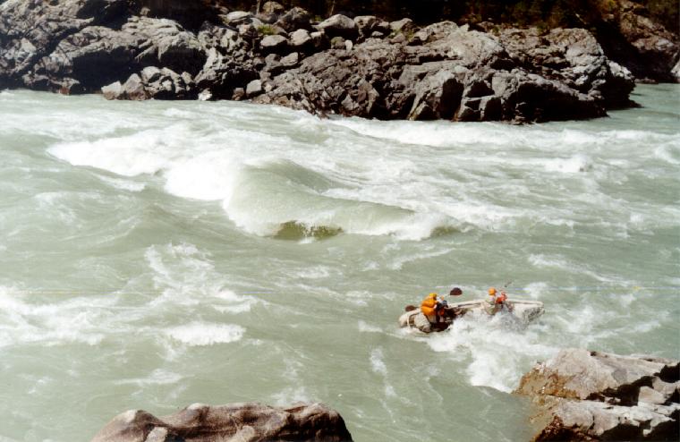 Катунь. Порог Шабаш 1-я ступень. Начало оверкиля Л1.